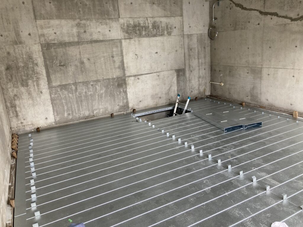 平面化の床板（デッキ）の敷き込み作業